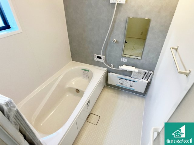 赤穂市南野中　第4期　新築一戸建ての浴室|足をゆったり伸ばして寛げる浴槽です。窓が設けられていますので差し込む光が明るく穏やかな雰囲気にしてくれます♪浴室乾燥機も設置しているので、雨の日の洗濯物も安心です♪