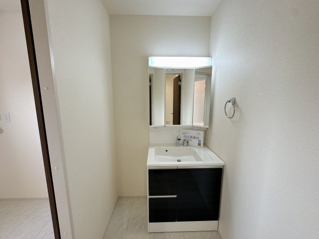 【洗面所】 | 川越市寺尾　新築一戸建住宅　全3棟　(ふじみ野店) | 収納たっぷりの三面鏡洗面台です！