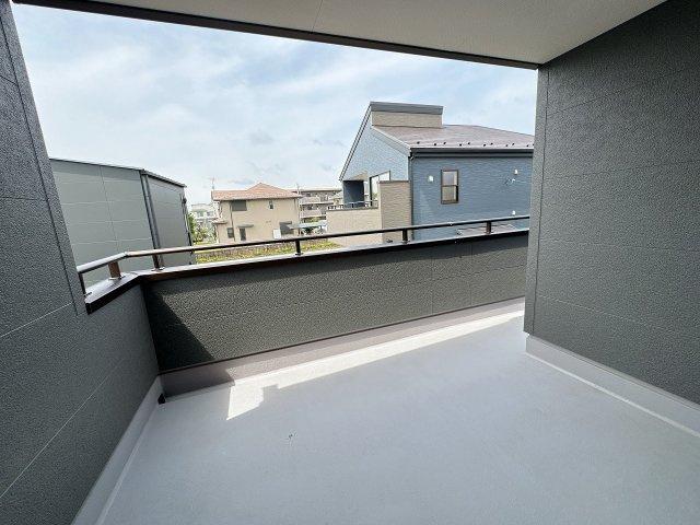 【バルコニー】 | 川越市寺尾　新築一戸建住宅　全3棟　(ふじみ野店) | 広々サイズのワイドバルコニー♪インナーバルコニーで雨の日も安心です！