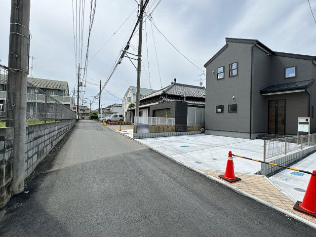 【前面道路含む現地写真】 | 川越市寺尾　新築一戸建住宅　全3棟　(ふじみ野店) | 駅までの道が平坦な土地です！