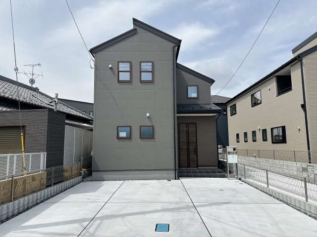 【外観】 | 川越市寺尾　新築一戸建住宅　全3棟　(ふじみ野店) | シック＆モダンな落ち着いた外観です
駐車スペースは車2台分です