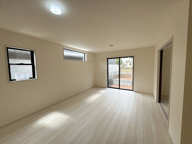 【居間・リビング】 | 川越市寺尾　新築一戸建住宅　全3棟　(ふじみ野店) | 南向きで明るく暖かい陽射しが降り注ぐ、白を基調にした清潔感溢れる室内です
