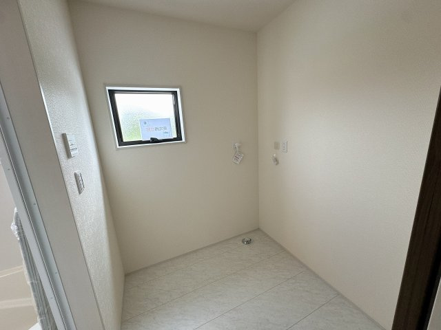 【脱衣所】 | 川越市寺尾　新築一戸建住宅　全3棟　(ふじみ野店) | パウダールームもございます、洗面台の部屋と別れていて便利です！