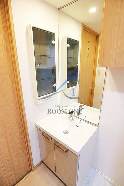 ルーブル武蔵新城弐番館の洗面所|独立洗面台です。