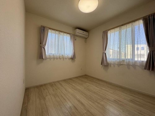 【洋室】 | 藤沢市亀井野　中古戸建 | 広々とした洋室です
