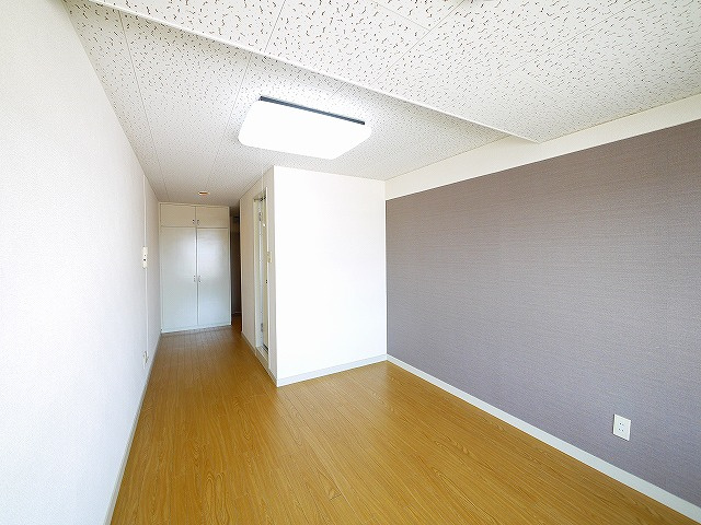 クレアーレ学園前の寝室|ゆとりの広さです