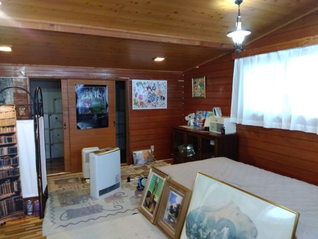 売中古戸建　裾野市須山の洋室|ログハウス調の内装で、リラックスできる居住空間です。