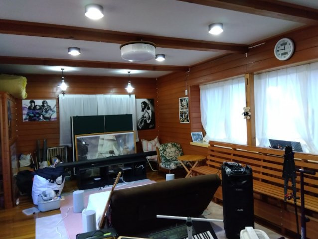 売中古戸建　裾野市須山の洋室|梁を活かした天井が特徴的なお部屋です。防音ガラスでAVルームなどとして使い勝手の良い間取りです。