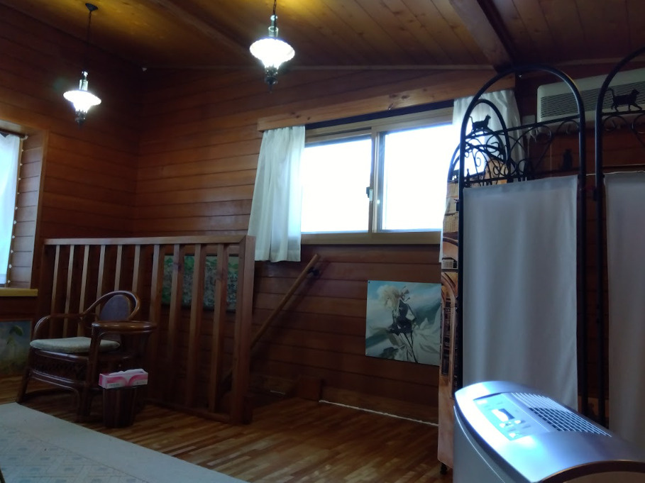 売中古戸建　裾野市須山の内装|採光の取れる窓があり、明るさも確保されています。木の温もりを感じる落ち着いた居室です。