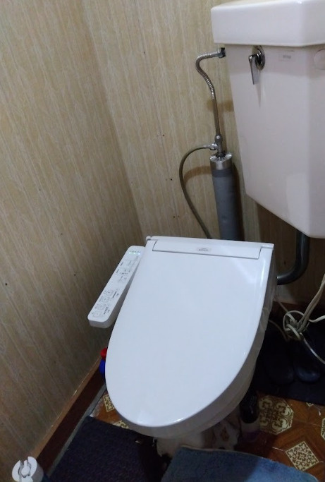 売中古戸建　裾野市須山のトイレ|温水洗浄便座付きトイレです。各フロアにトイレがあるので大人数でも安心です。