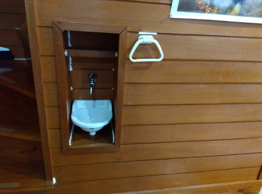 売中古戸建　裾野市須山の内装|ログハウス調の内装に馴染む、コンパクトな手洗い器です。