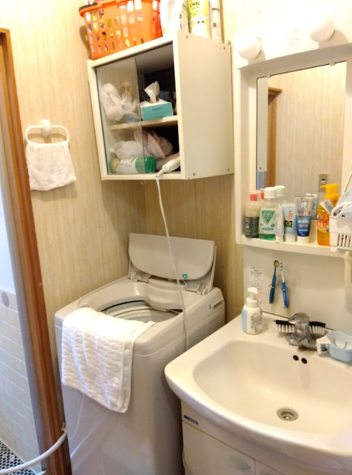 売中古戸建　裾野市須山の独立洗面台|室内洗濯機置場があり、家事動線もスム－ズです。収納付き洗面スペ－スで身支度に便利です。
