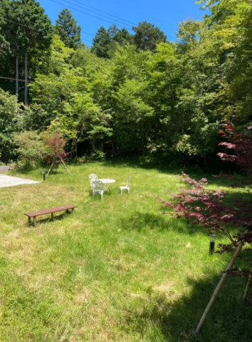 売中古戸建　裾野市須山の庭|平坦な森林浴の楽しめるお庭です。四季折々の自然が楽しめます。