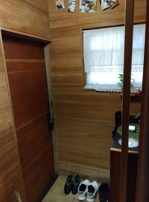 売中古戸建　裾野市須山の玄関|木目と小物のバランスが良く、落ち着いた印象の玄関です。