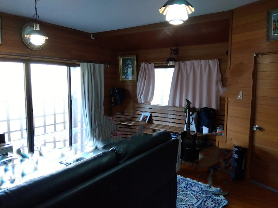 売中古戸建　裾野市須山の居間・リビング|くつろぎや趣味の時間を大切にしているのが伝わってきます。採光が良く、居心地の良い空間です。