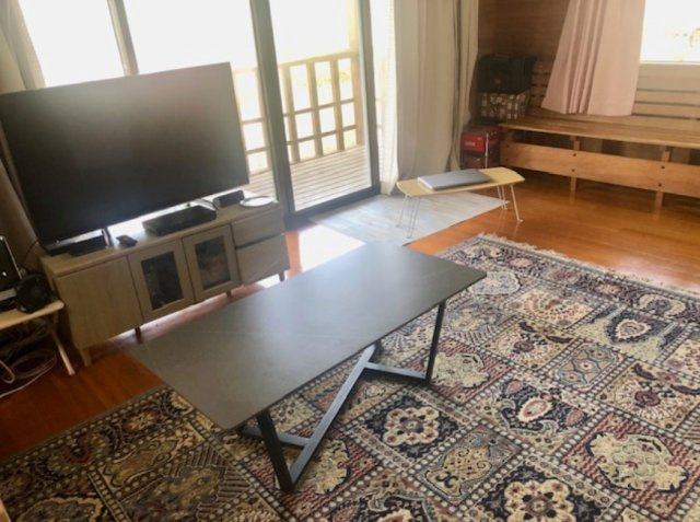 売中古戸建　裾野市須山の居間・リビング|大きな窓から望む大自然は絶景です。2面窓からの日差しが気持ちよさそうですね。