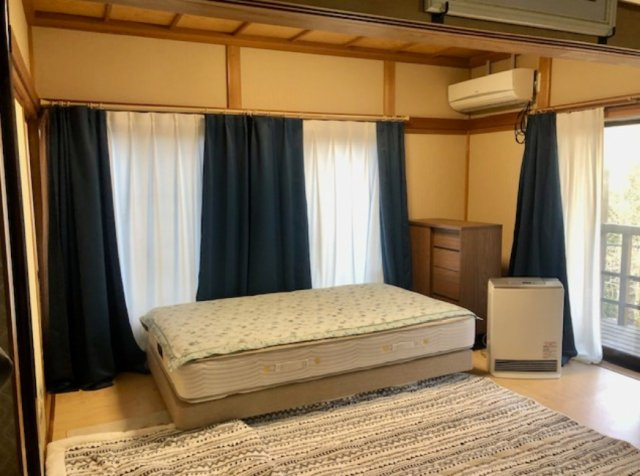 売中古戸建　裾野市須山の洋室|押し入れ完備の広々とした洋室です。ゆったりとした時間が過ごせそうです。