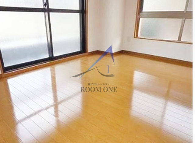 パインクレストコートの居間・リビング|洋室のお部屋です。