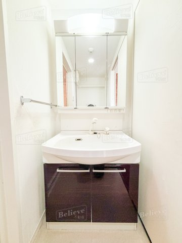 プリマヴェーラ花の木弐番館の洗面所|明るい洗面スペースです♪