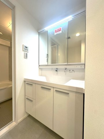 シャルム東川口壱番館の独立洗面台|明るい洗面スペースは、使いやすさを徹底的に追求した設計です。忙しい朝も快適に自然と笑顔がこぼれる心地よいひとときを叶えます。毎日の身支度がスムーズに整う、家族みんなに優しい空間です。