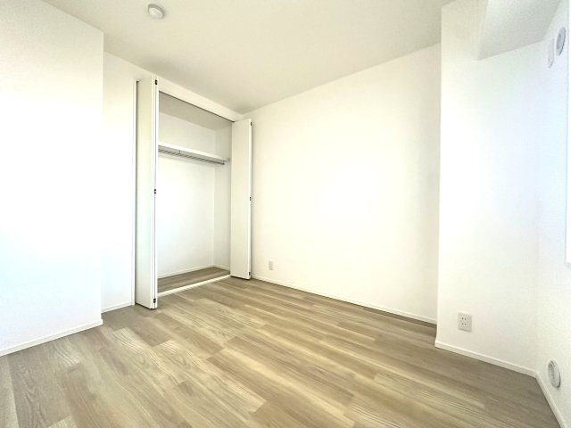 シャルム東川口壱番館の洋室|陽射しがやわらかく差し込む洋室は、日々の疲れを癒す静けさに包まれたプライベート空間。お気に入りの家具をどこに置こうか、思い描くだけで自然と笑顔がこぼれます。─そんな温もりと可能性に満ちた一部屋です。