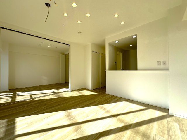 シャルム東川口壱番館の居間・リビング|窓からこぼれる光に包まれたリビングは、空間のゆとりと心地よさを感じる特別な場所。朝のコーヒーも、家族との何気ない会話も、この空間にいるだけで豊かに感じられる──そんな、暮らしの中心がここにあります。