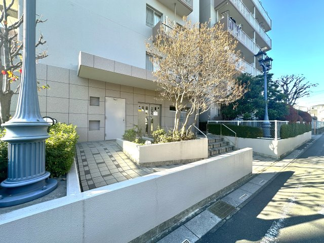 シャルム東川口壱番館|落ち着いた上質感あふれるエントランスが、家族の帰宅を温かく包み込みます。毎日の生活に安心感と特別な安らぎをもたらし、住まう方の心にゆとりと豊かさをもたらします。