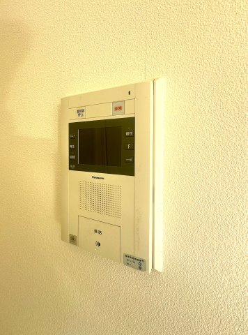 シャルム東川口壱番館の防犯設備|リビングから来訪者の姿をしっかり確認できるモニター付きインターホンは、防犯性はもちろん、急な来客にも安心して対応できる心強い設備。ご家族の安全と安心な暮らしをそっと支えてくれます。