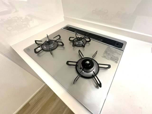 シャルム東川口壱番館のキッチン|3口ガスコンロで、同時調理もスムーズに。忙しい毎日にうれしい機能です。ガラストップコンロはスタイリッシュなデザインで、掃除が簡単、汚れがつきにくいなどのメリットがあります。