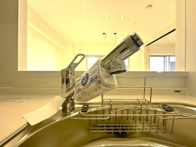 シャルム東川口壱番館のキッチン|浄水機能付きの水栓は、安心でおいしい水がすぐ使える便利な設備。ハンドシャワーで使い勝手もよく、毎日の家事が快適になります。使い勝手と衛生面を両立した設計が、毎日の家事に小さな心地よさと楽しさをプラス。