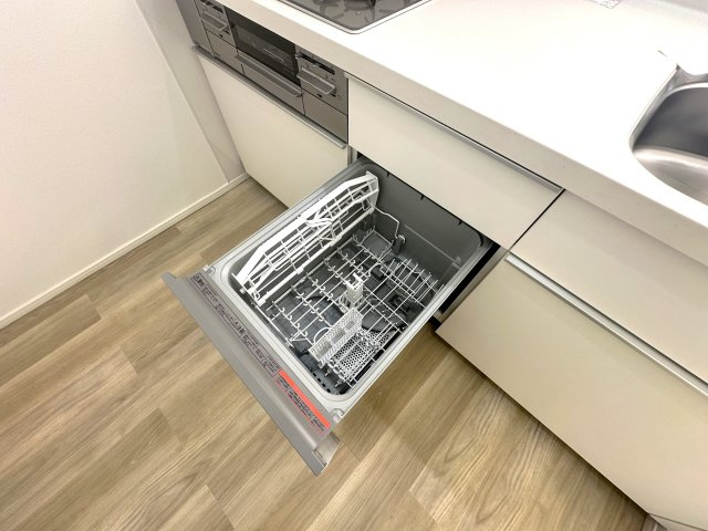 シャルム東川口壱番館のキッチン|面倒な後片付けは食洗機におまかせ。空いた時間には、ソファでテレビを観ながらゆったりひと息。家事の負担を減らして、毎日に小さな余裕と心地よさをもたらします。