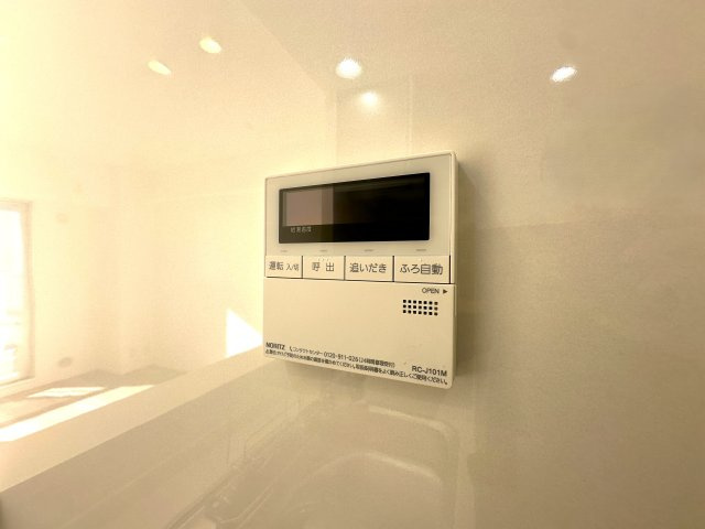 シャルム東川口壱番館の発電・温水設備|ワンタッチ操作でお湯張りや追い焚きができるオートバスは、忙しい日々の中でも快適なバスタイムをサポート。湯温の調整や保温も自動で行えるため、いつでもちょうどいい温かさのお風呂が待っています。