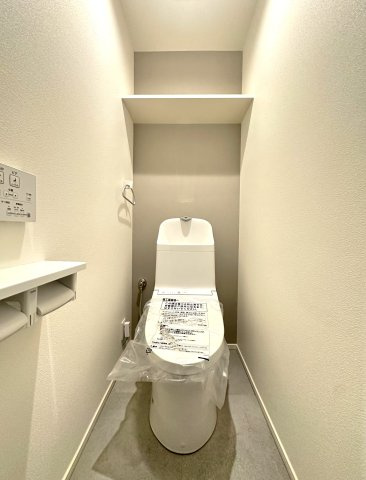 シャルム東川口壱番館のトイレ|最新設備を備えたトイレは、快適性とスタイリッシュさを兼ね備えた空間。清潔感のある美しい内装とすっきりとしたデザインが、暮らしに心地よさをプラス。清潔・快適・美しさが調和した、上質なトイレ空間です。