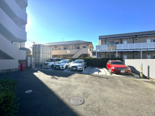 シャルム東川口壱番館の駐車場|整然と配置された駐車場は、使いやすさと安全性を兼ね備えた設計。毎日の通勤やお出かけをサポートし、快適な暮らしの一部となります。