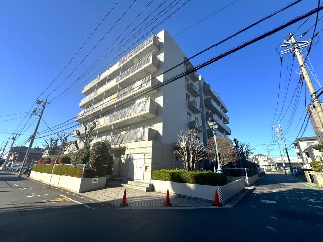 シャルム東川口壱番館の外観|控えめながらも洗練されたフォルムが、街並みに自然と溶け込みます。ほどよい高さと落ち着きのある佇まいが、住まう人に安心感と静かな誇りをもたらします。