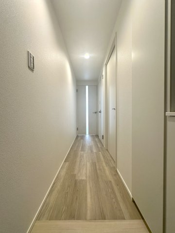 シャルム東川口壱番館の玄関|落ち着いたデザインと広々とした空間が調和する玄関は、住まう人を温かく迎え入れます。毎日の出発と帰宅を心地よく包み込み、日常に上質なひとときをもたらしてくれる場所です。