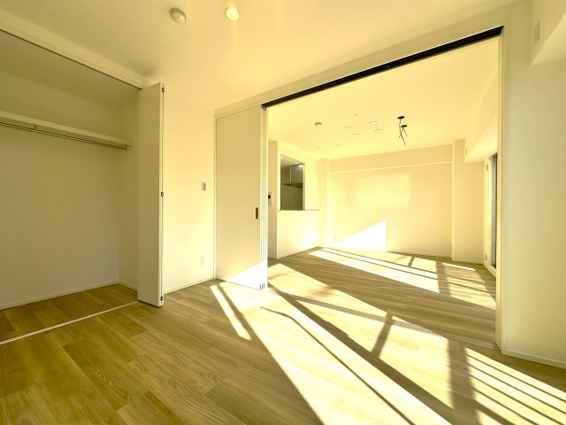 シャルム東川口壱番館の洋室|たっぷりの自然光が差し込む洋室で、家族とのくつろぎ時間がいっそう心地よく広がる空間へ