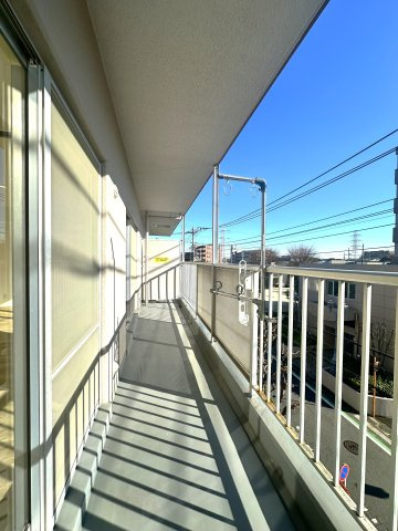 シャルム東川口壱番館のバルコニー|そよぐ風と広がる空が心地よく包み込み、日々の疲れをやさしく癒すバルコニー。朝の爽やかな光を浴び、夕暮れの穏やかな色合いに心がほどける、くつろぎのひとときをお届けします。