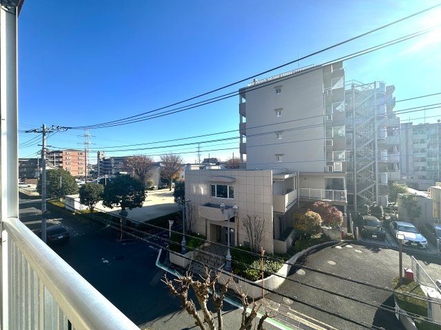 シャルム東川口壱番館の展望|窓越しに広がる風景が、暮らしのリズムに優しく寄り添います。空の移ろい、そよぐ風、遠くの街灯りが日常に静かな豊かさと安らぎをもたらしてくれます。