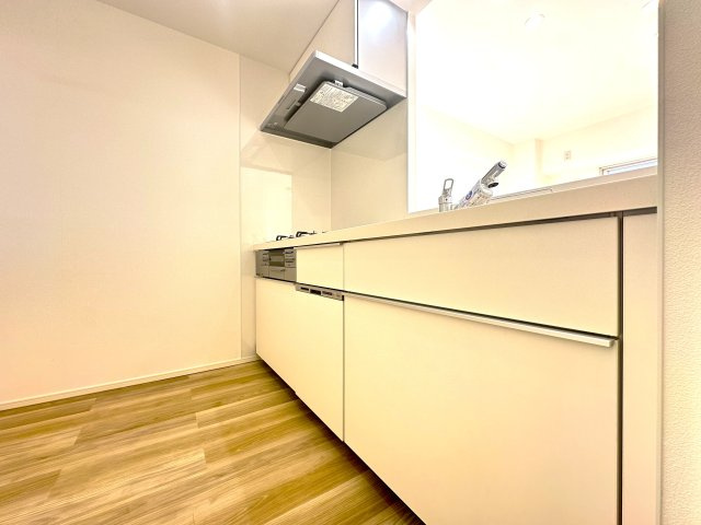 シャルム東川口壱番館のキッチン|毎日の料理が楽しくなる、機能的でスタイリッシュなキッチン。収納も豊富で、すっきりとした空間を保ちながら、家族との会話が自然と生まれる心地よい場所です。