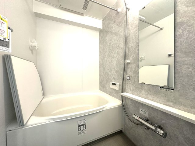 シャルム東川口壱番館の浴室|家族みんなの疲れをやさしく包み込む、広々とした癒しのバスルーム。ゆったりとくつろげる空間で、日々のストレスもすっと解きほぐされる、心身ともにリラックスできるひとときをお届けします。