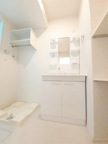 ブローム　サマーの洗面所|明るい洗面所です