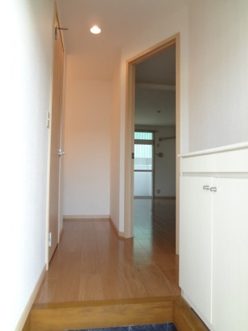 メゾンプレステージ５１０の玄関|明るい玄関です