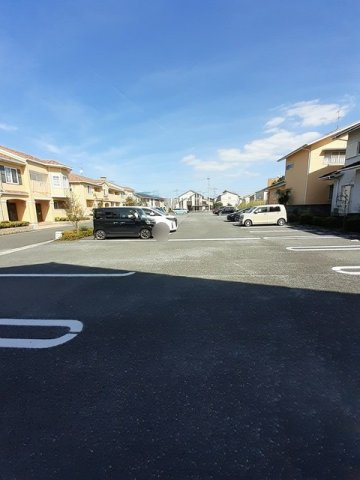 菊池郡菊陽町花立１丁目のアパートの駐車場|車をお持ちの方に嬉しい駐車場付きの物件です