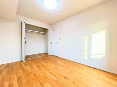 【洋室】 | メゾン桜が丘1号棟 | ◆室内はいつも明るい印象なので気持ちの良い朝を迎えられます。各部屋にはクローゼットを完備しており、収納が多いお家はすっきりして快適空間です。