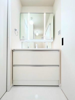 【独立洗面台】 | メゾン桜が丘1号棟 | ◆毎日使う場所だから、機能的で使いやすさに配慮したパウダールーム。すっきりと使えるように収納も豊富にご用意しています。