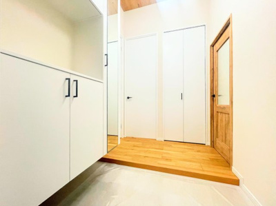 【玄関】 | メゾン桜が丘1号棟 | ◆光の渦が溢れた明るい玄関ホール。「おかえり」と「ただいま」が交差するお家の顔とも言える場所は爽やかで心地良い空間となっています。すっきり片付いた玄関で来客時にも自信が持てそう。