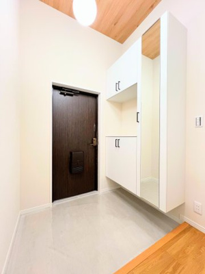【玄関】 | メゾン桜が丘1号棟 | ◆明るい玄関です！散らかりやすい玄関もスッキリする大容量のシューズボックス付き。