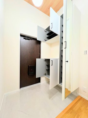 【玄関】 | メゾン桜が丘1号棟 | ◆トールサイズのシューズボックスは大容量収納が可能ですので、ご家族の靴をラクラクお片づけ♪カウンターは、季節の物を飾ったり、芳香剤を置くにも丁度いいスペース。あると便利な姿見付き。
