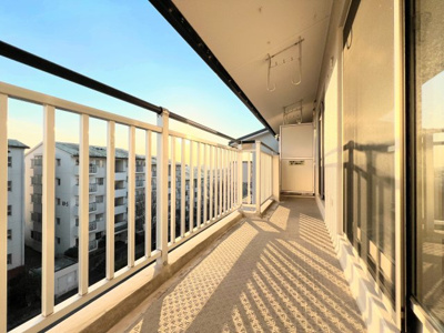 【バルコニー】 | メゾン桜が丘1号棟 | ◆気持ちのいい空が見渡せる広いバルコニー。爽やかな風を感じて、心躍る素敵な暮らしがはじまります。通風・採光にも優れ、心地よい光と風があふれています♪

